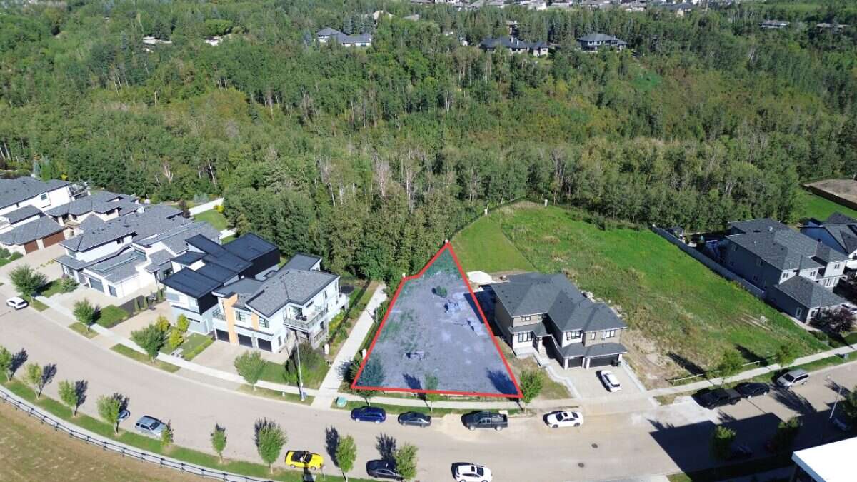 EXCEPTIONAL CORNER RAVINE LOT / WALKOUT POTENTIAL
