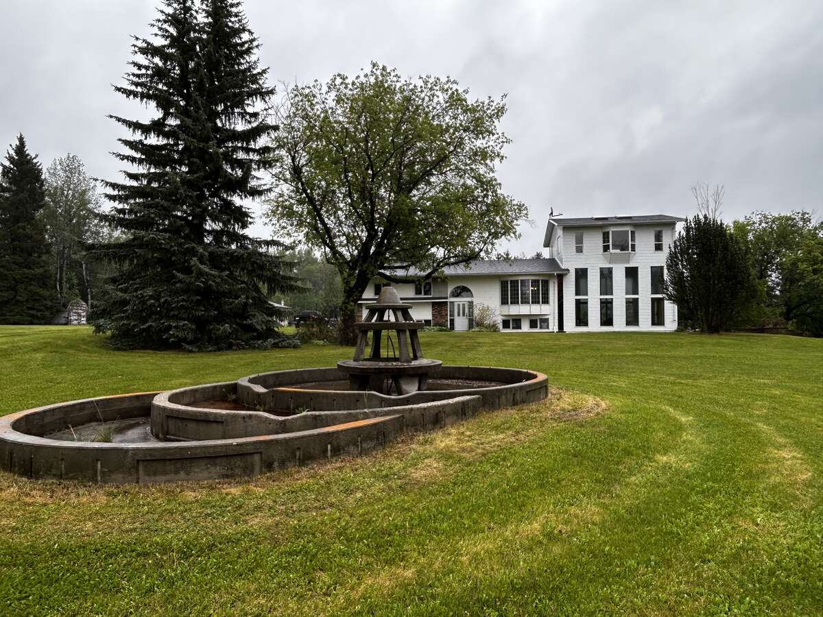 Beautifully landscaped Farm Near Breton