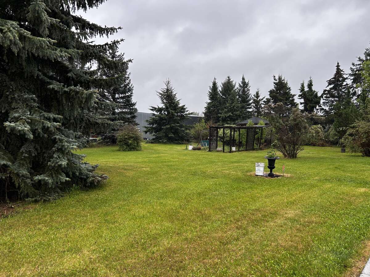 Beautifully landscaped Farm Near Breton