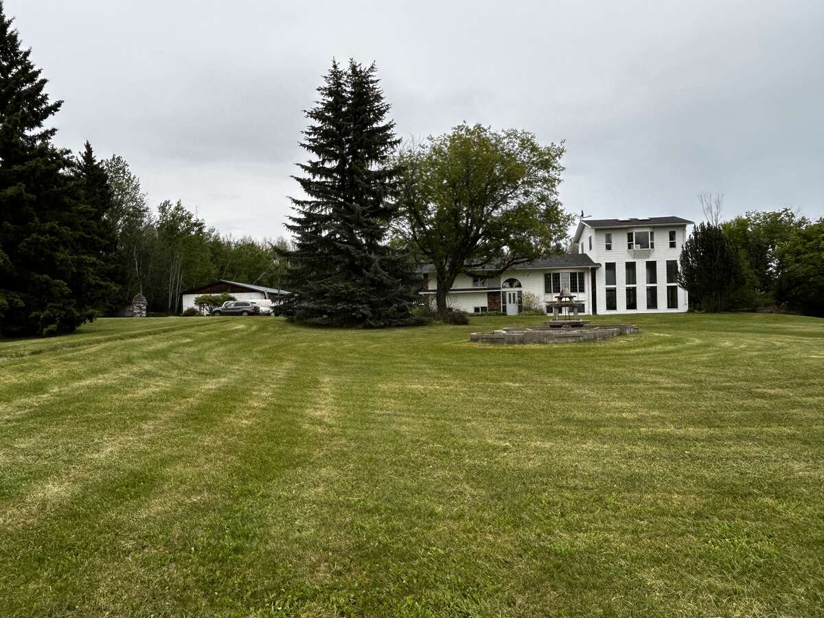 Beautifully landscaped Farm Near Breton