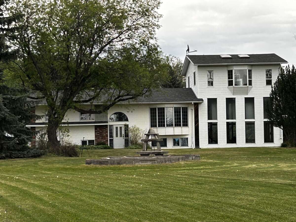 Beautifully landscaped Farm Near Breton