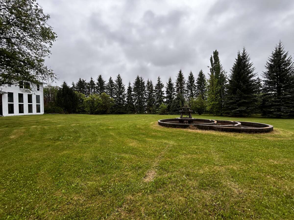 Beautifully landscaped Farm Near Breton