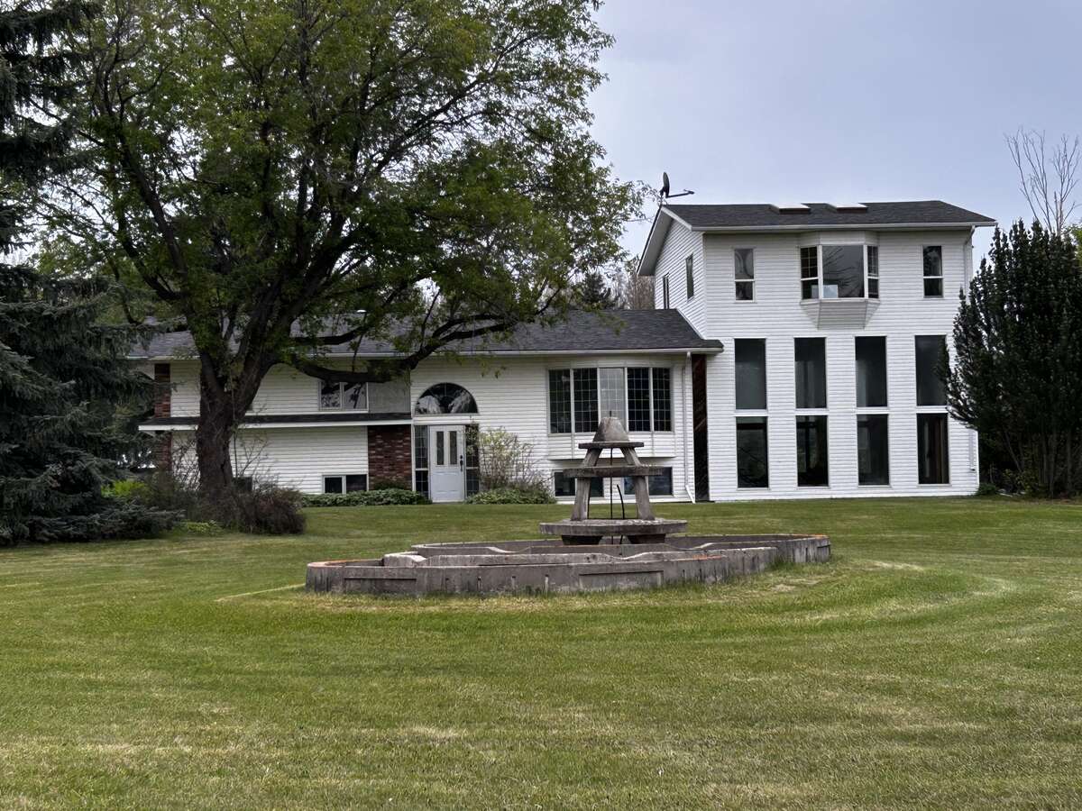Beautifully landscaped Farm Near Breton