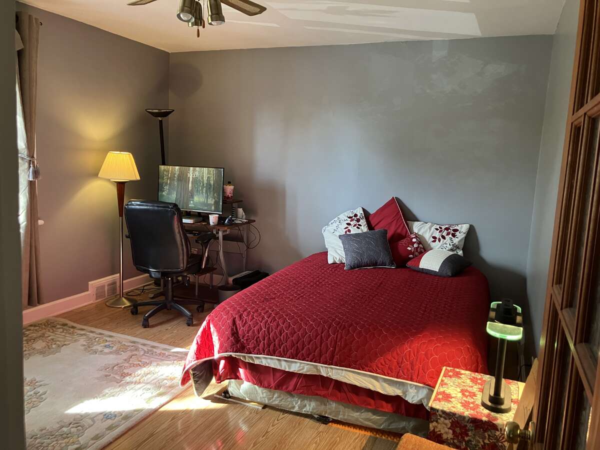 2nd Bedroom 13’1” x 11’10” ft excl. the closet