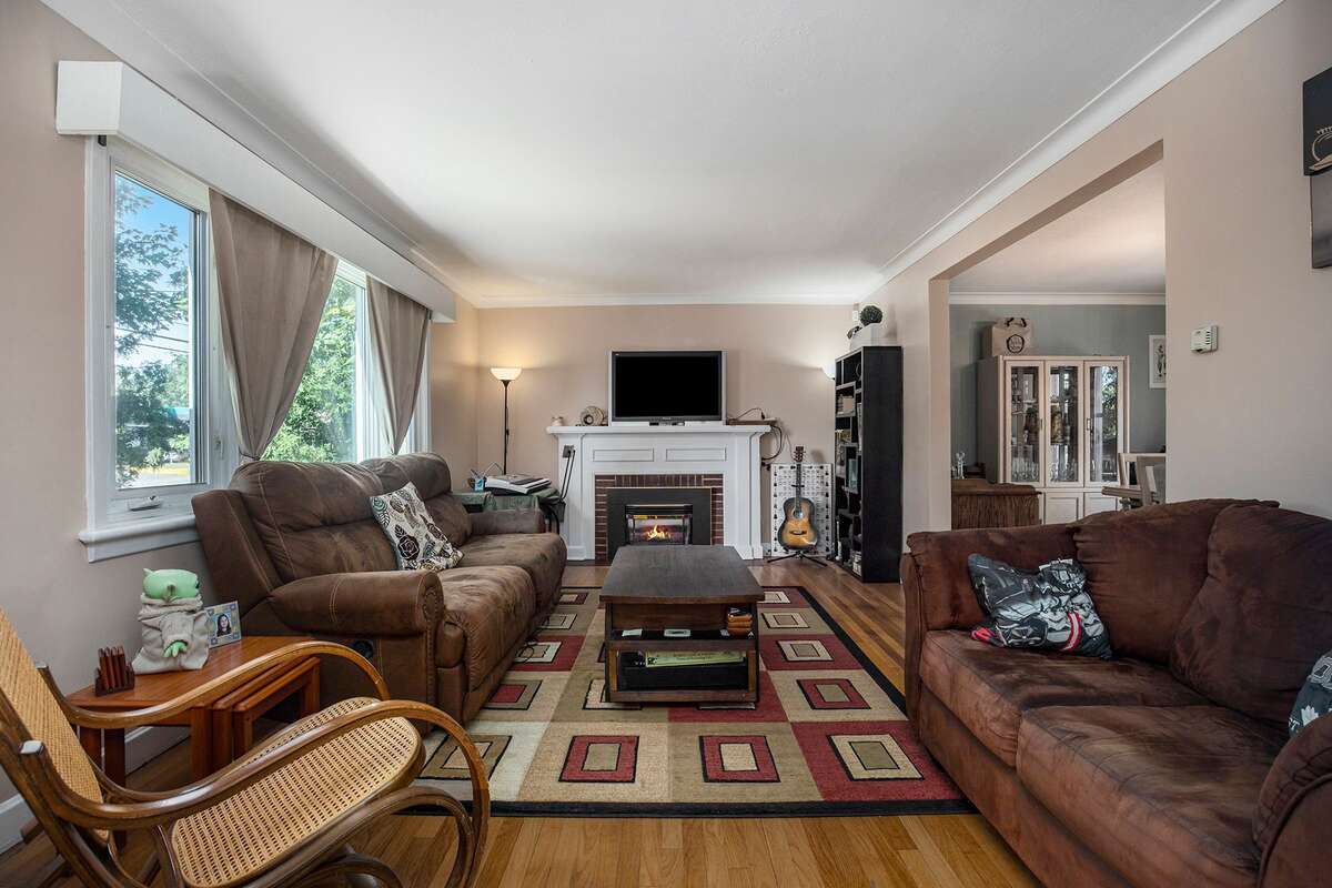 Open concept living room with 25 000 BTU gas fireplace