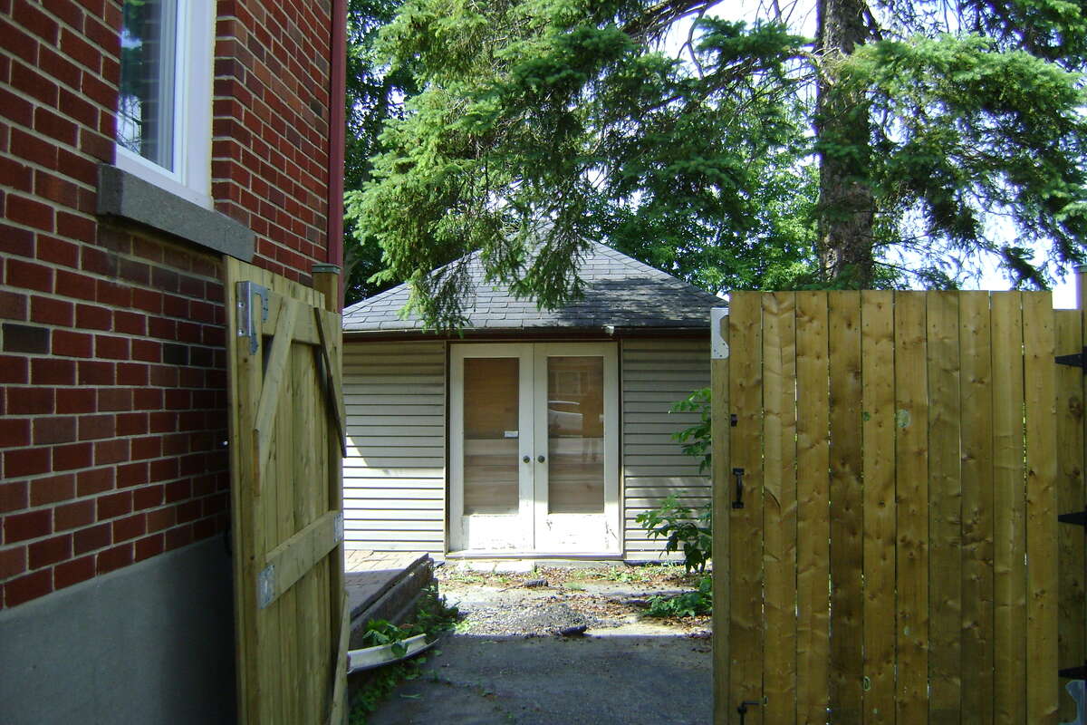 Access to backyard (Only one of the two fenced doors is opened on the pic)