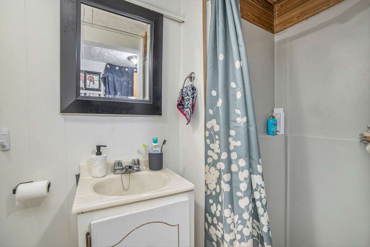 Basement Studio washroom - 2 access: from studio and from laundry room