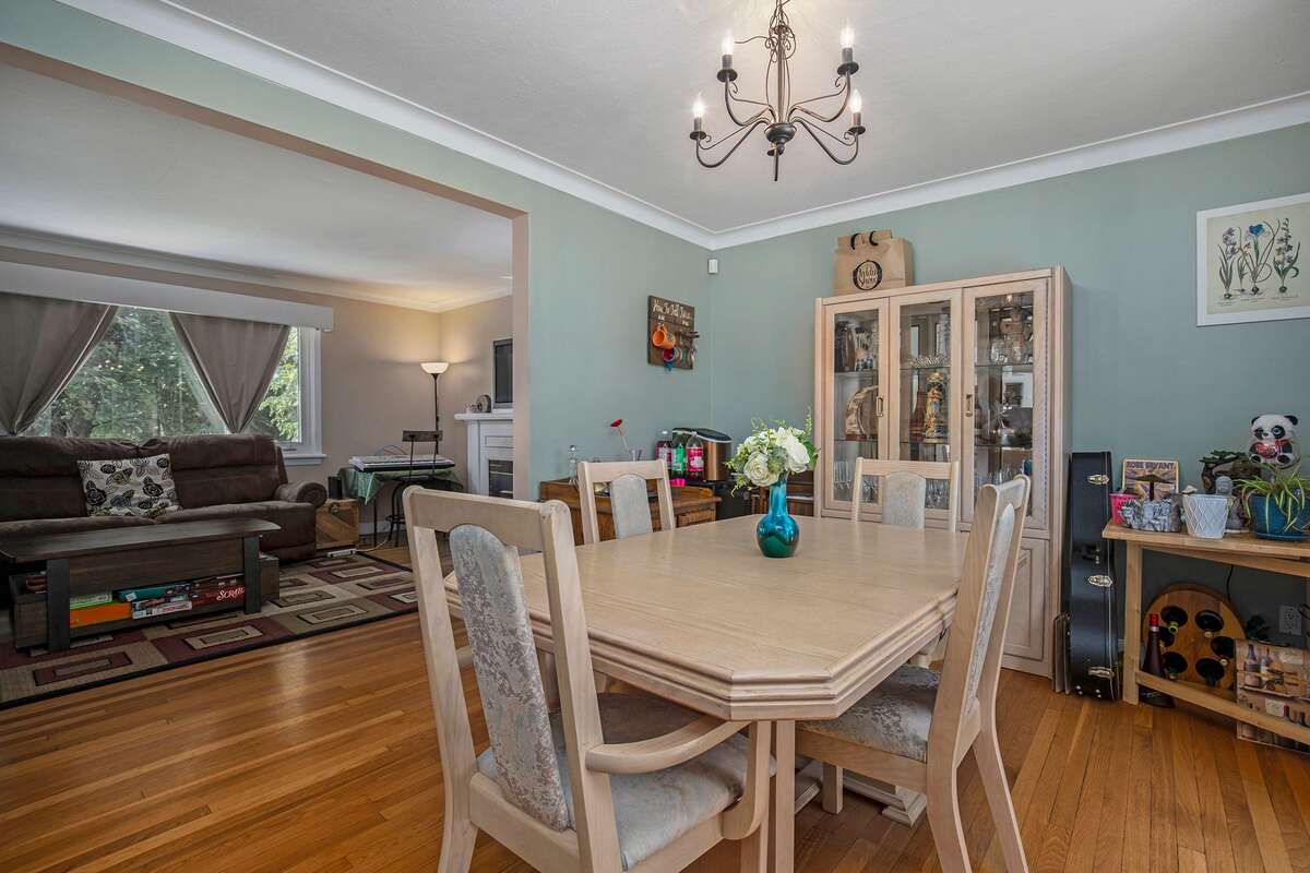 Open concept dinning room/living room