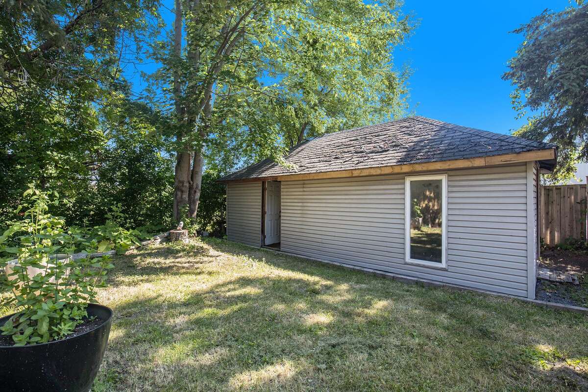 Large shed with electricity on ciment Foundation and drainage, could be used to host a tiny home or used as an office or workshop