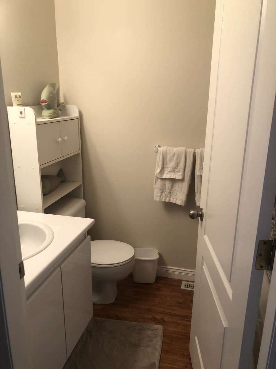 Upstairs bath with tub/shower