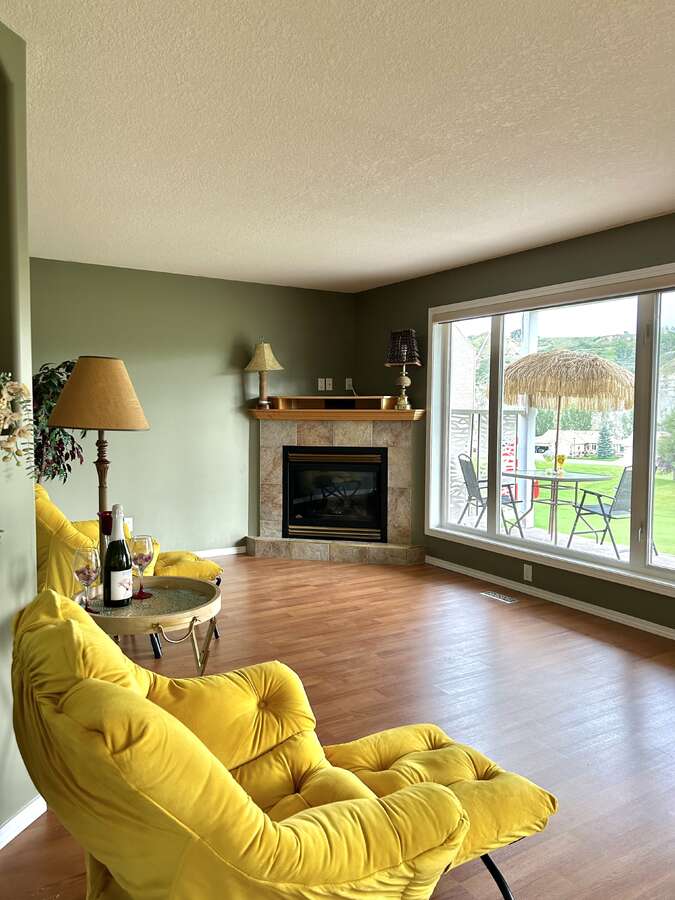 Large Living room facing the Coulees View