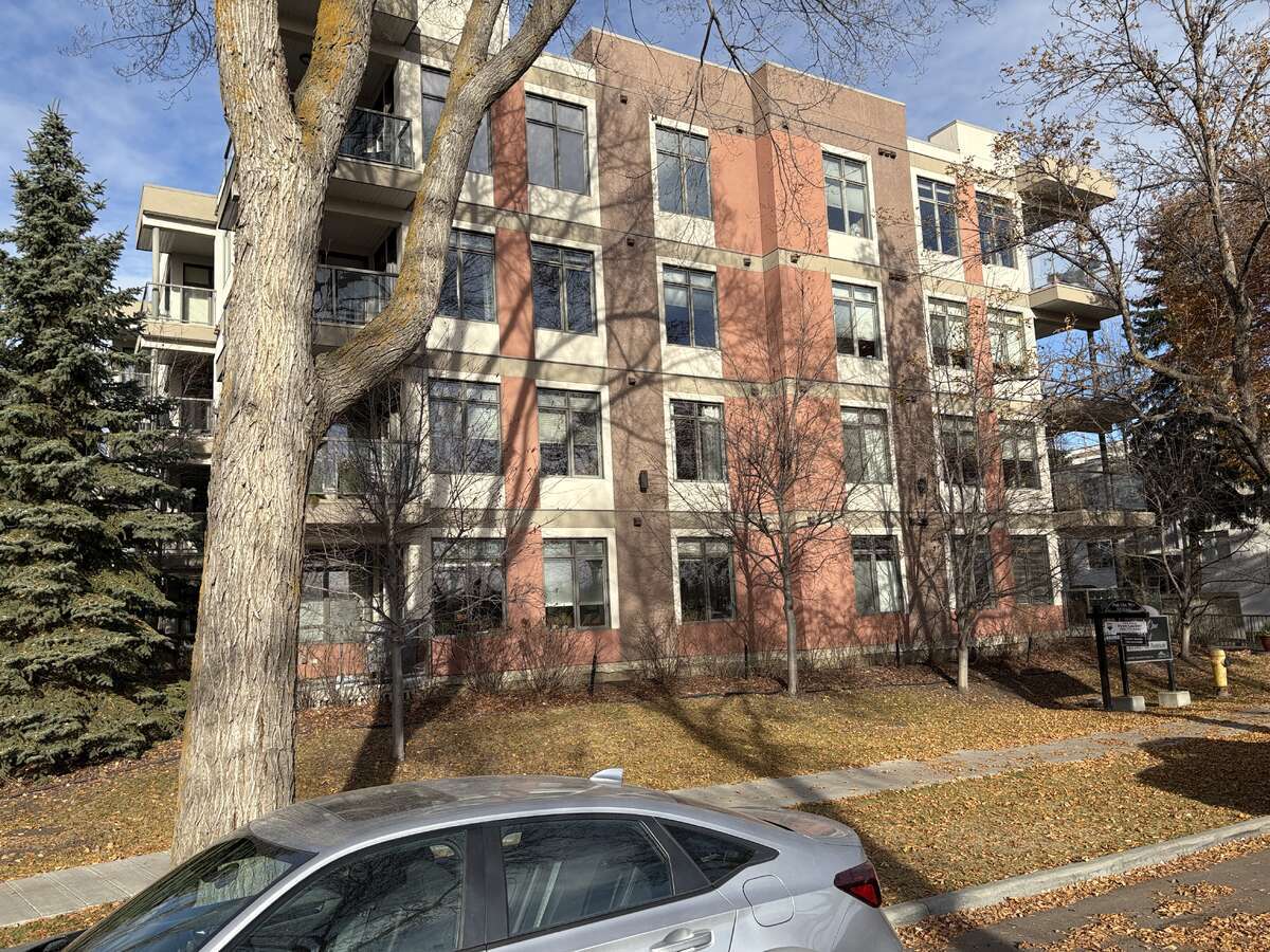 Condo / Apartment For Sale in Edmonton, Alberta - 2 bdrm, 2 bath (301, 11140 68 Ave)