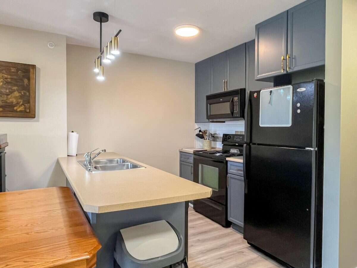 TOP FLOOR • VAULTED CEILINGS • AIR CONDITIONING