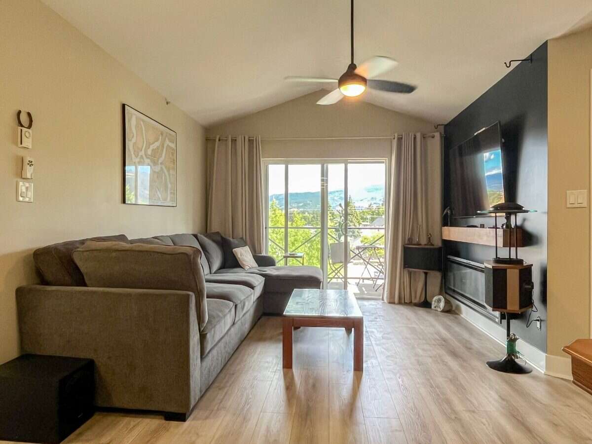 TOP FLOOR • VAULTED CEILINGS • AIR CONDITIONING