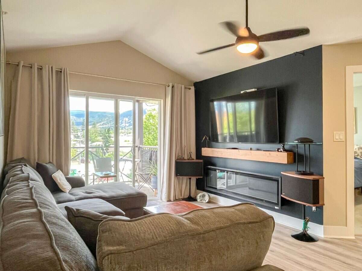 TOP FLOOR • VAULTED CEILINGS • AIR CONDITIONING