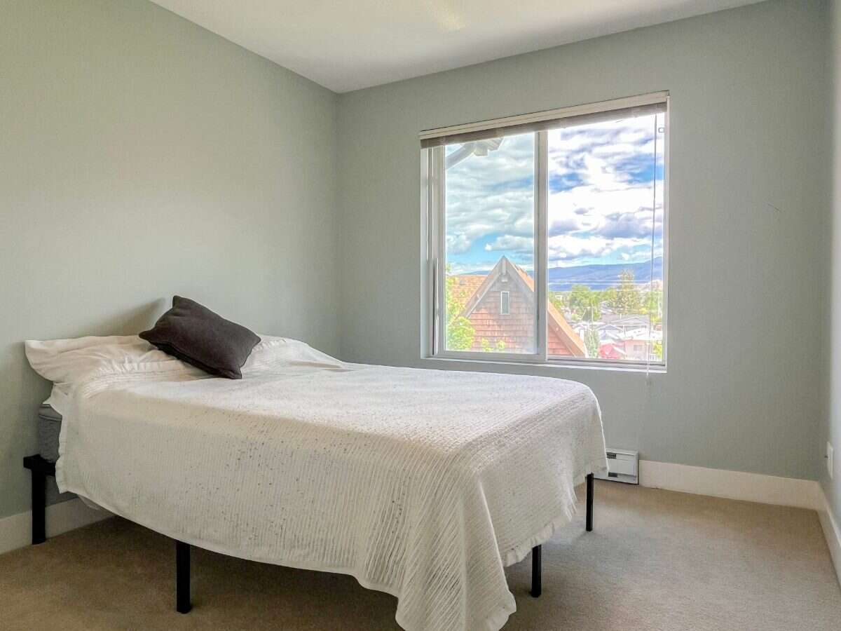 TOP FLOOR • VAULTED CEILINGS • AIR CONDITIONING