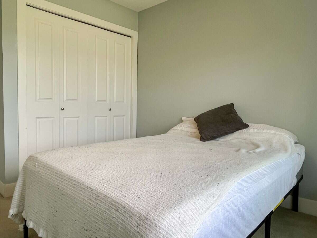 TOP FLOOR • VAULTED CEILINGS • AIR CONDITIONING