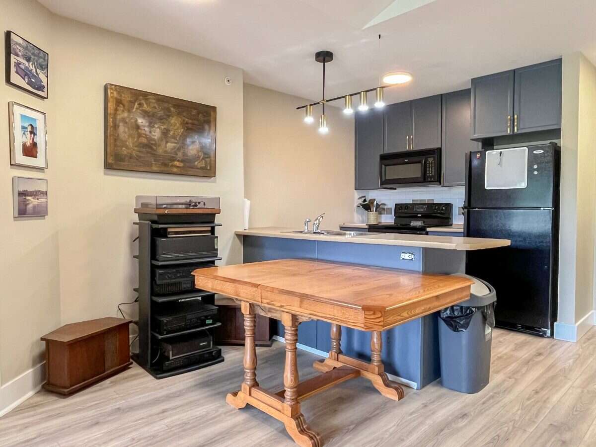 TOP FLOOR • VAULTED CEILINGS • AIR CONDITIONING