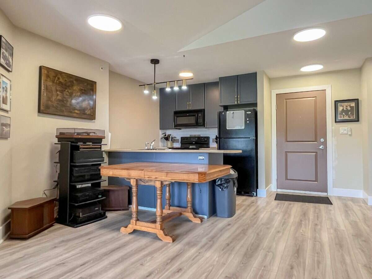 TOP FLOOR • VAULTED CEILINGS • AIR CONDITIONING