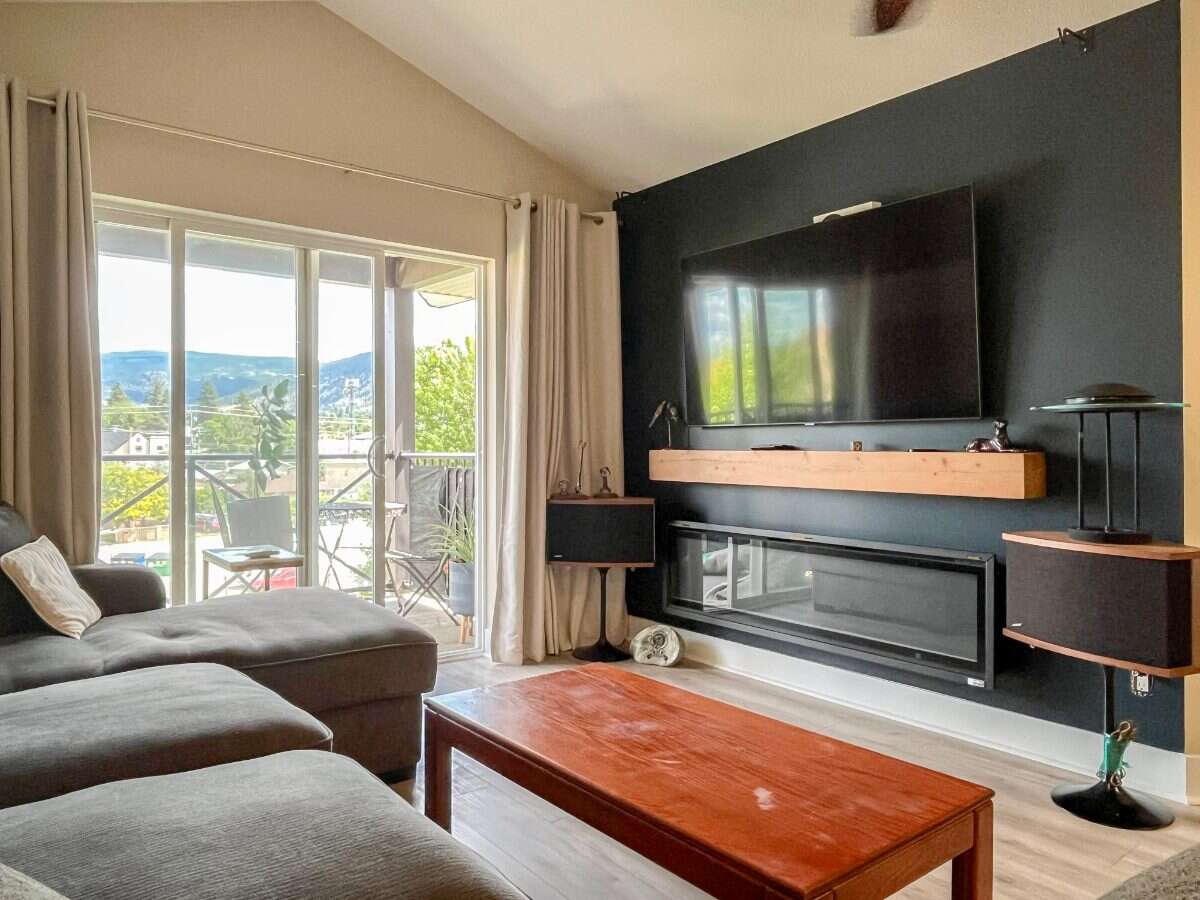 TOP FLOOR • VAULTED CEILINGS • AIR CONDITIONING