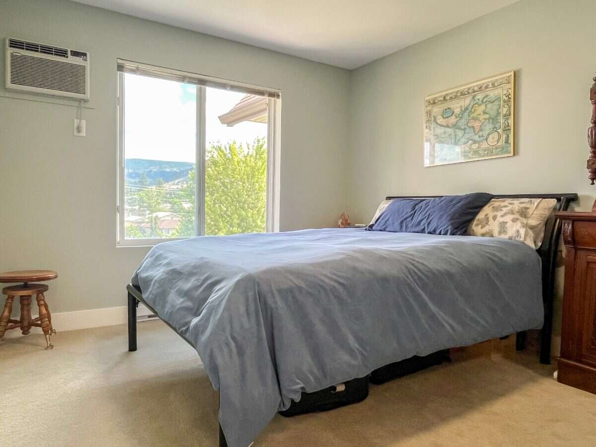 TOP FLOOR • VAULTED CEILINGS • AIR CONDITIONING
