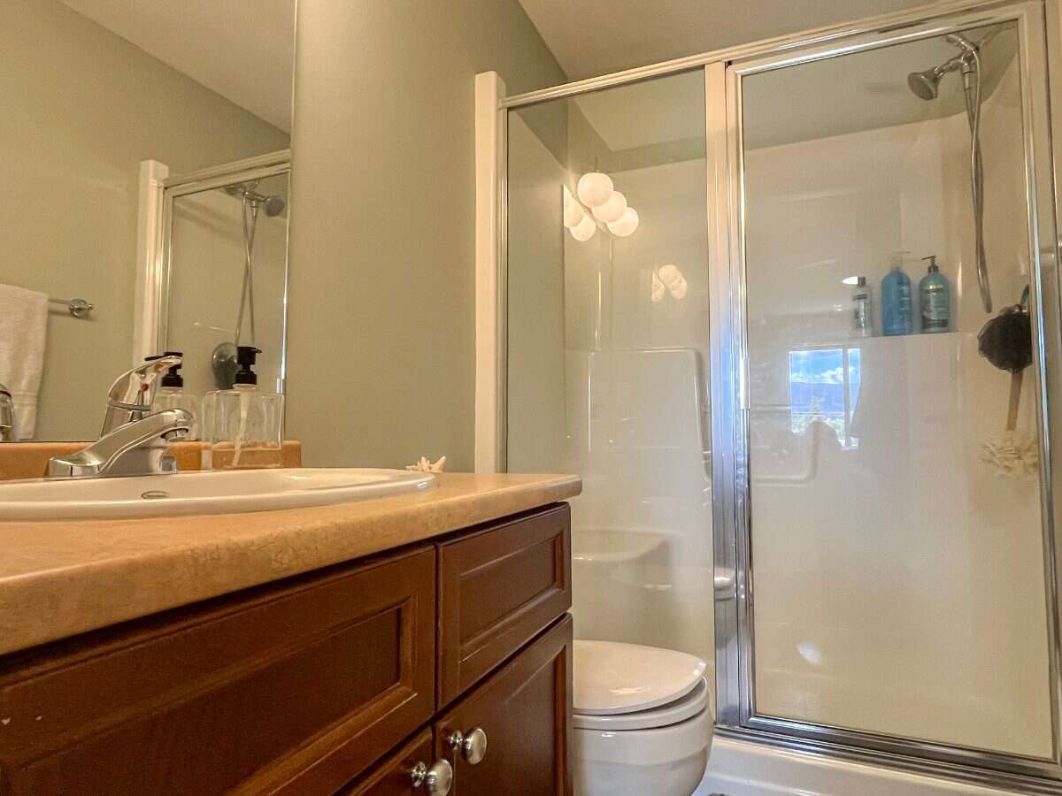TOP FLOOR • VAULTED CEILINGS • AIR CONDITIONING