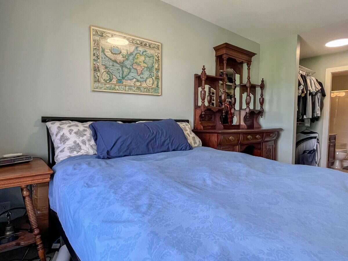 TOP FLOOR • VAULTED CEILINGS • AIR CONDITIONING