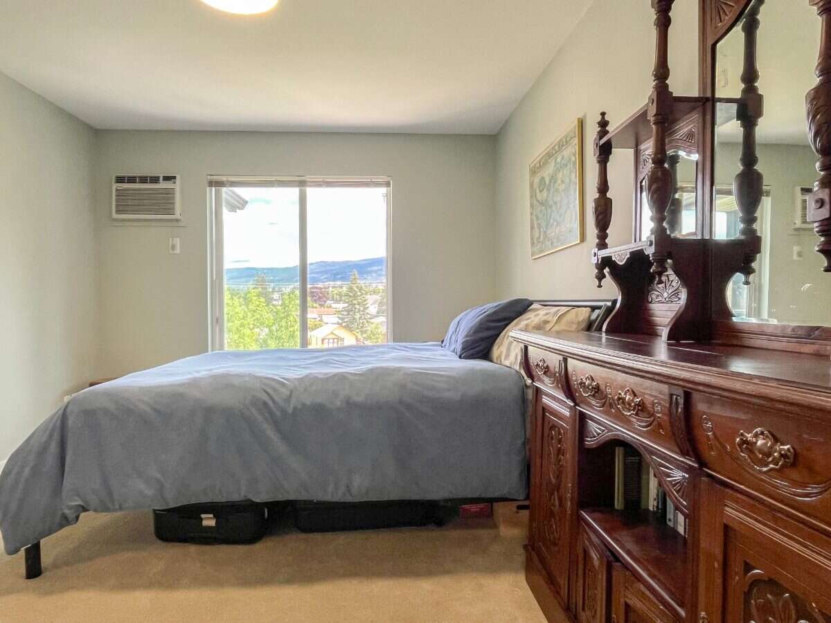 TOP FLOOR • VAULTED CEILINGS • AIR CONDITIONING