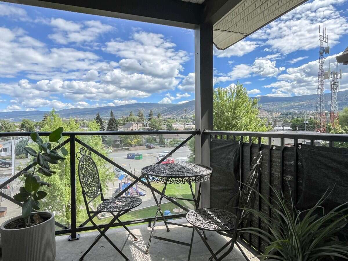 TOP FLOOR • VAULTED CEILINGS • AIR CONDITIONING