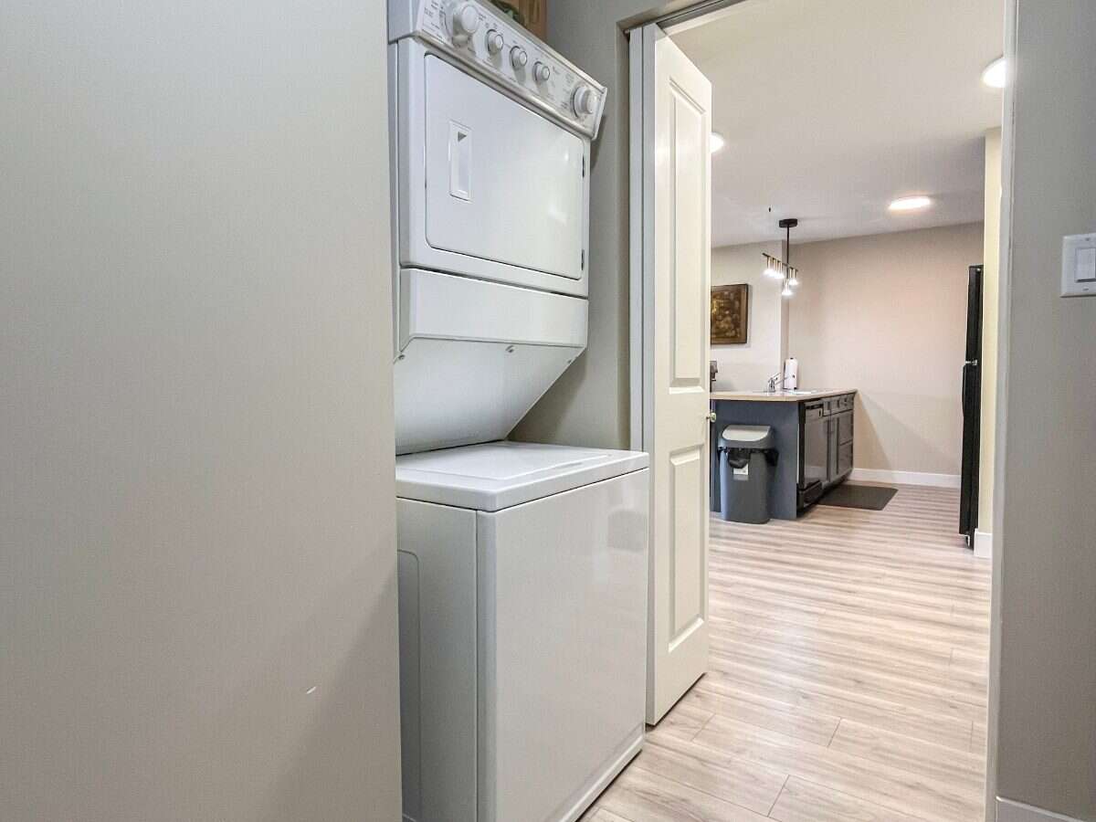 TOP FLOOR • VAULTED CEILINGS • AIR CONDITIONING
