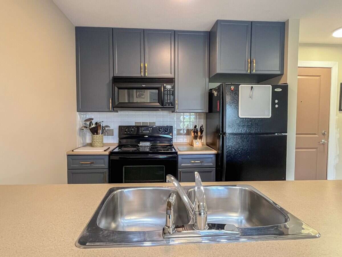 TOP FLOOR • VAULTED CEILINGS • AIR CONDITIONING