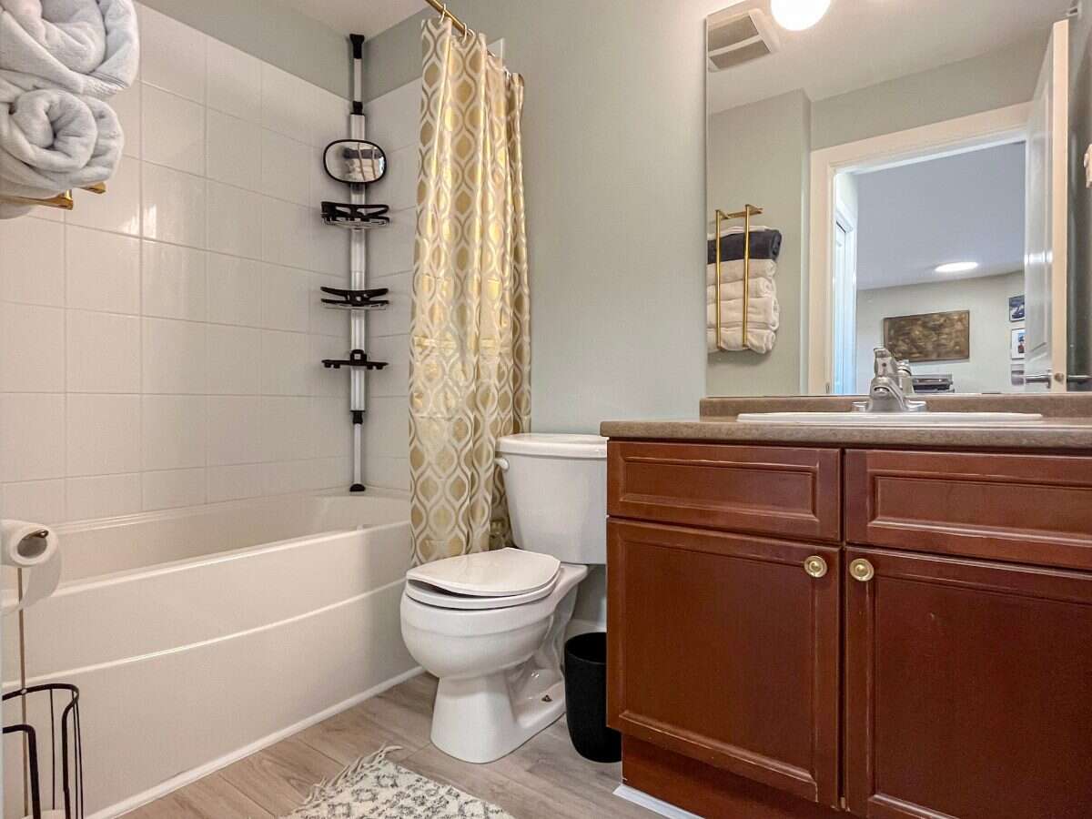 TOP FLOOR • VAULTED CEILINGS • AIR CONDITIONING