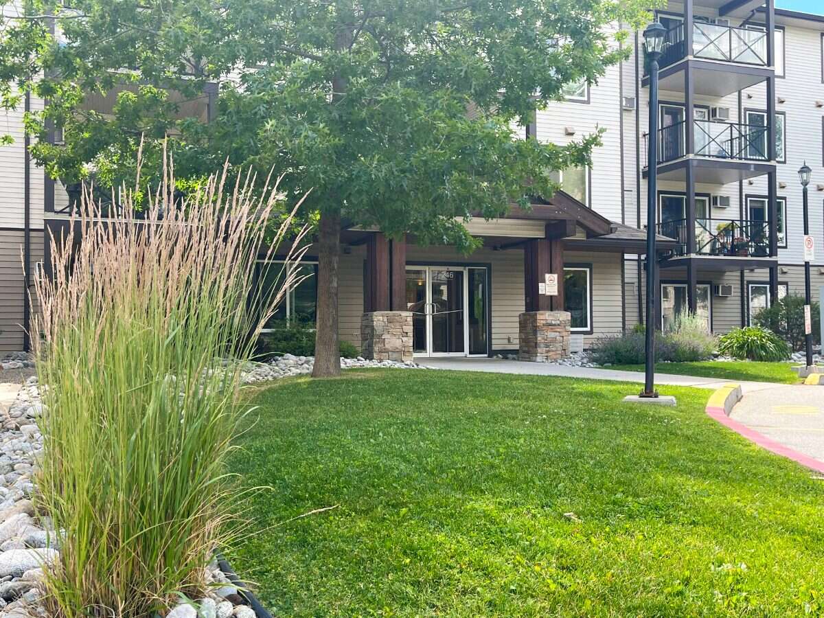 TOP FLOOR • VAULTED CEILINGS • AIR CONDITIONING