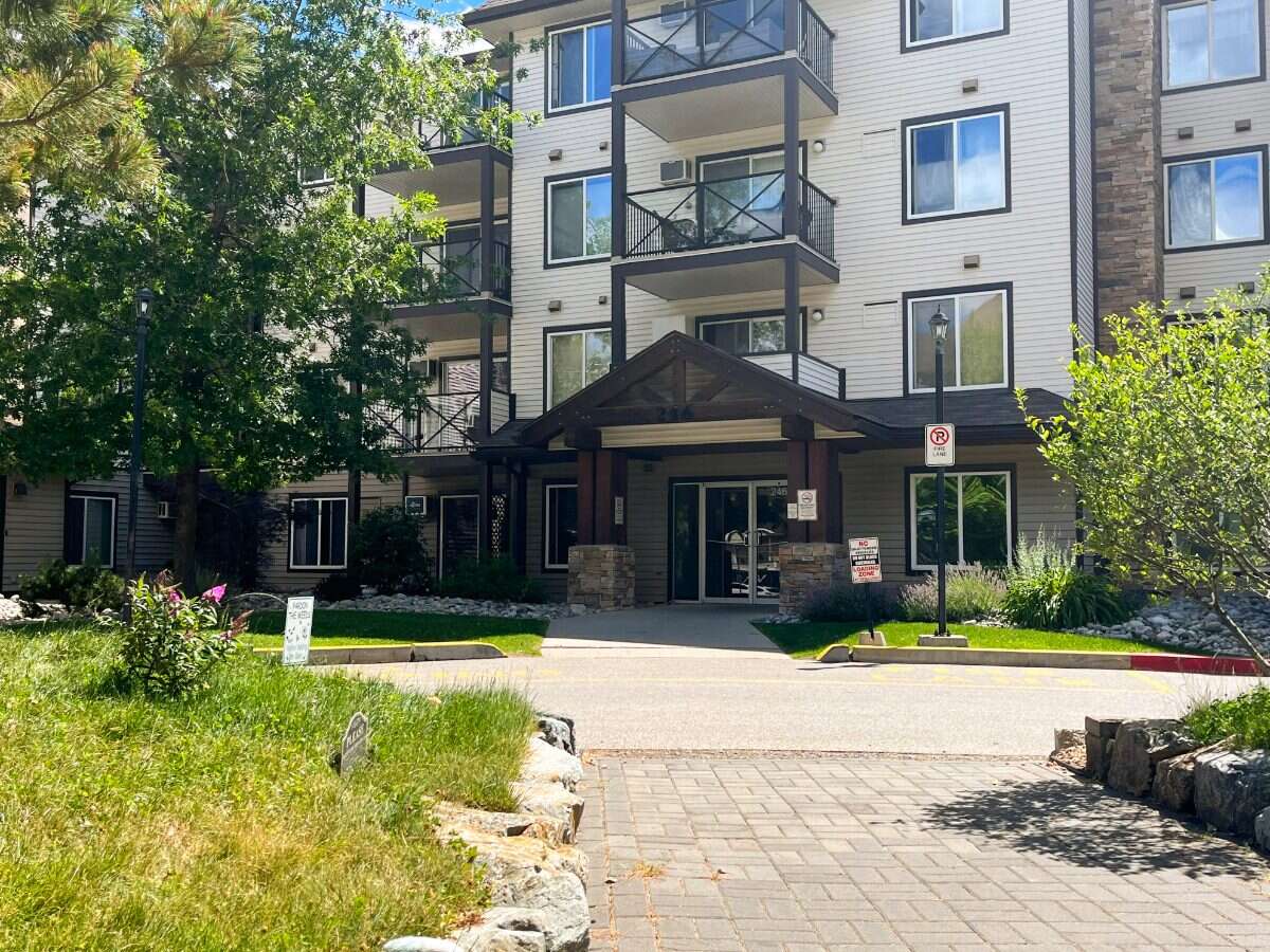 TOP FLOOR • VAULTED CEILINGS • AIR CONDITIONING