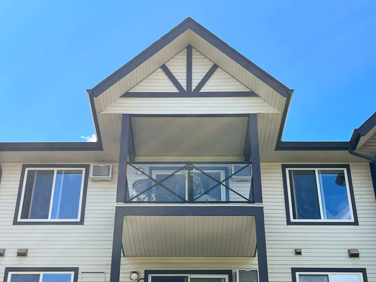 TOP FLOOR • VAULTED CEILINGS • AIR CONDITIONING