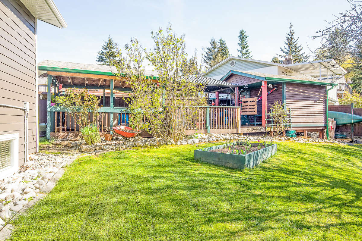 Note the large shed, gazebo