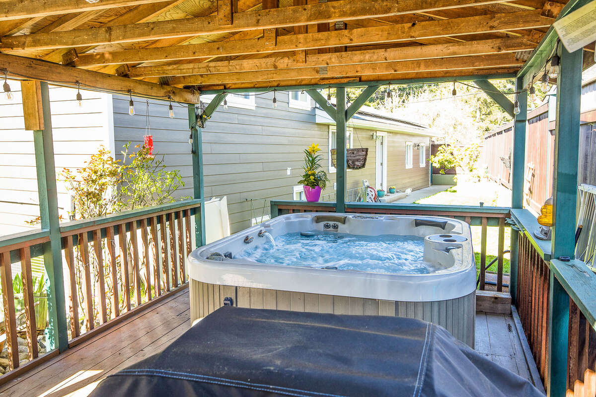 Hot tub - sheltered