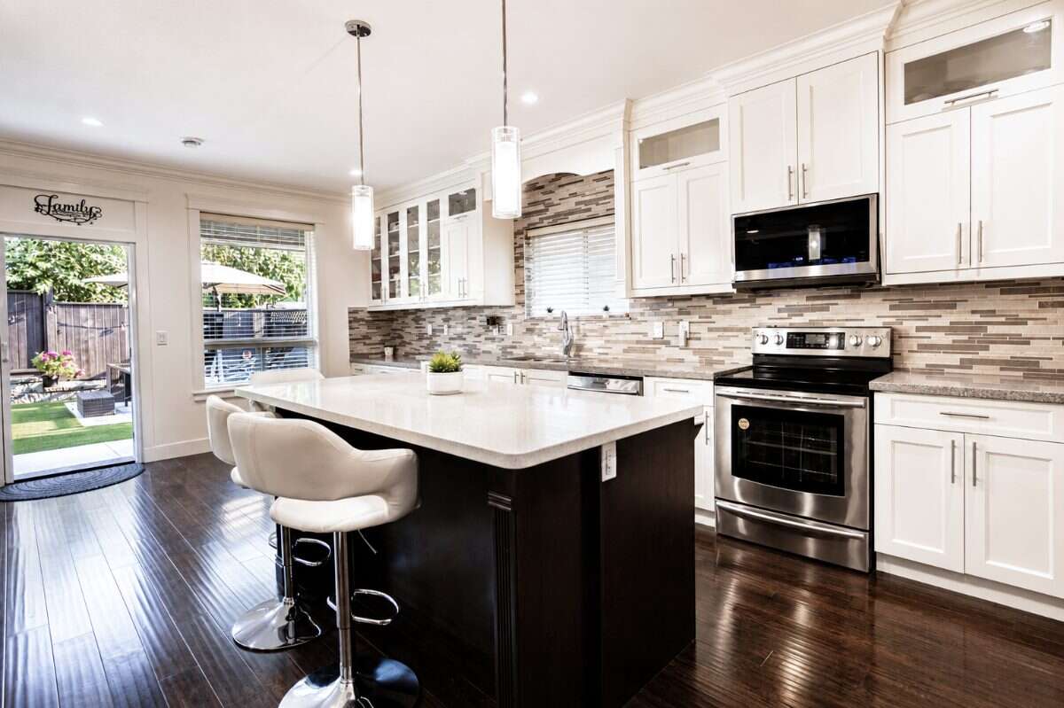 Bright modern open-concept house in prime location