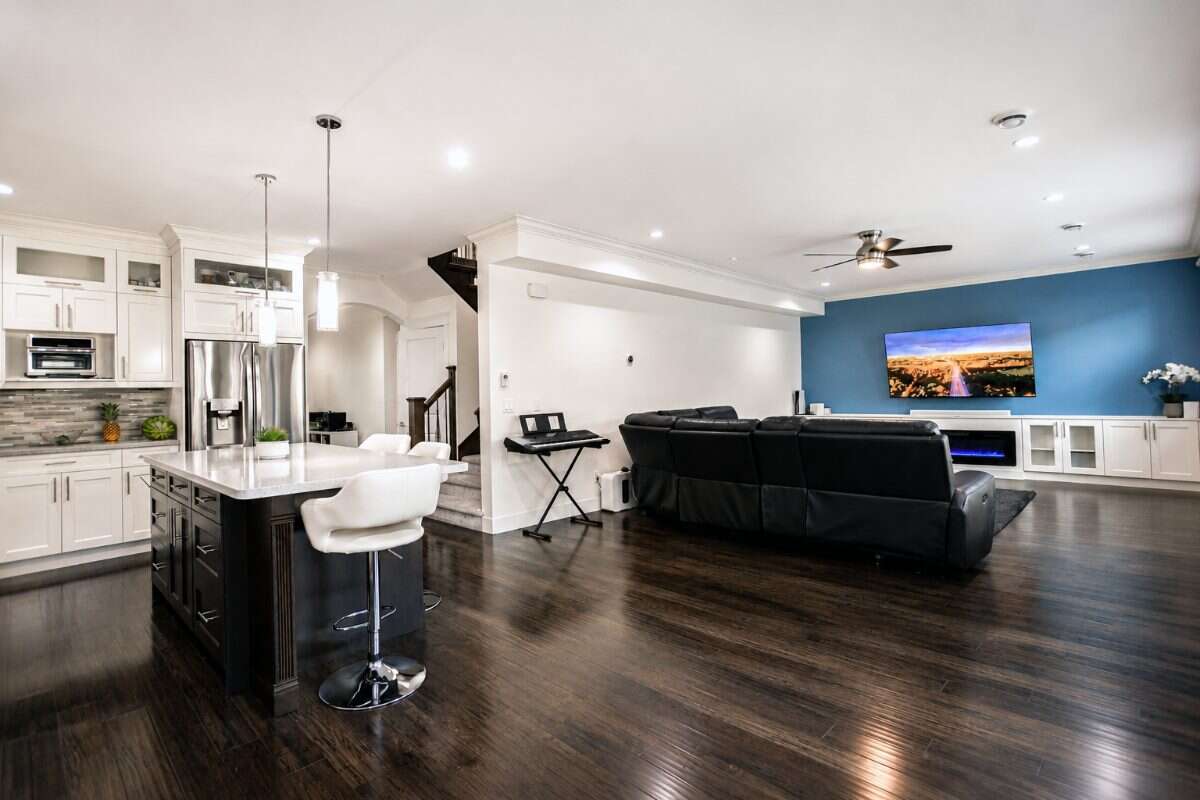 Bright modern open-concept house in prime location