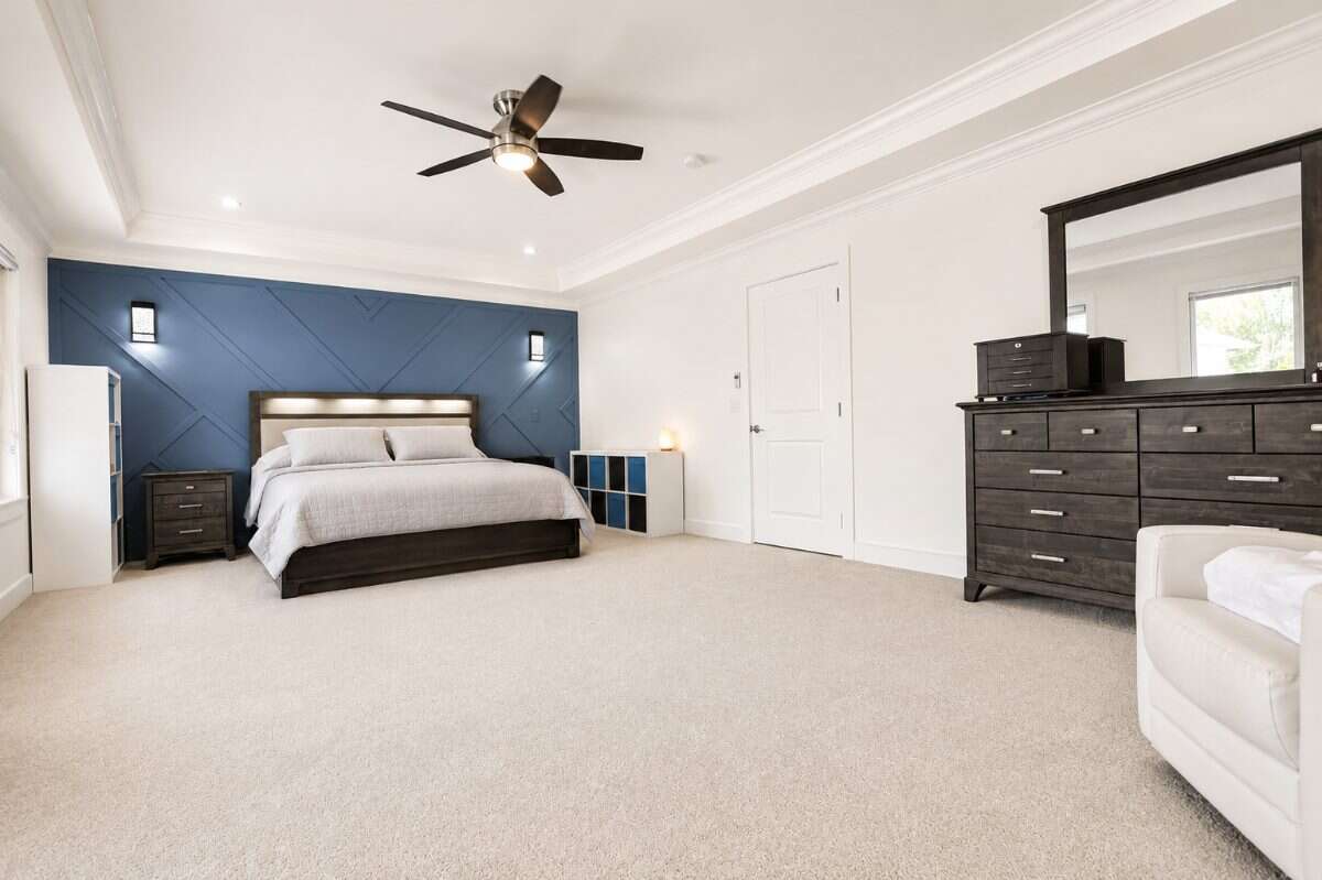 Bright modern open-concept house in prime location