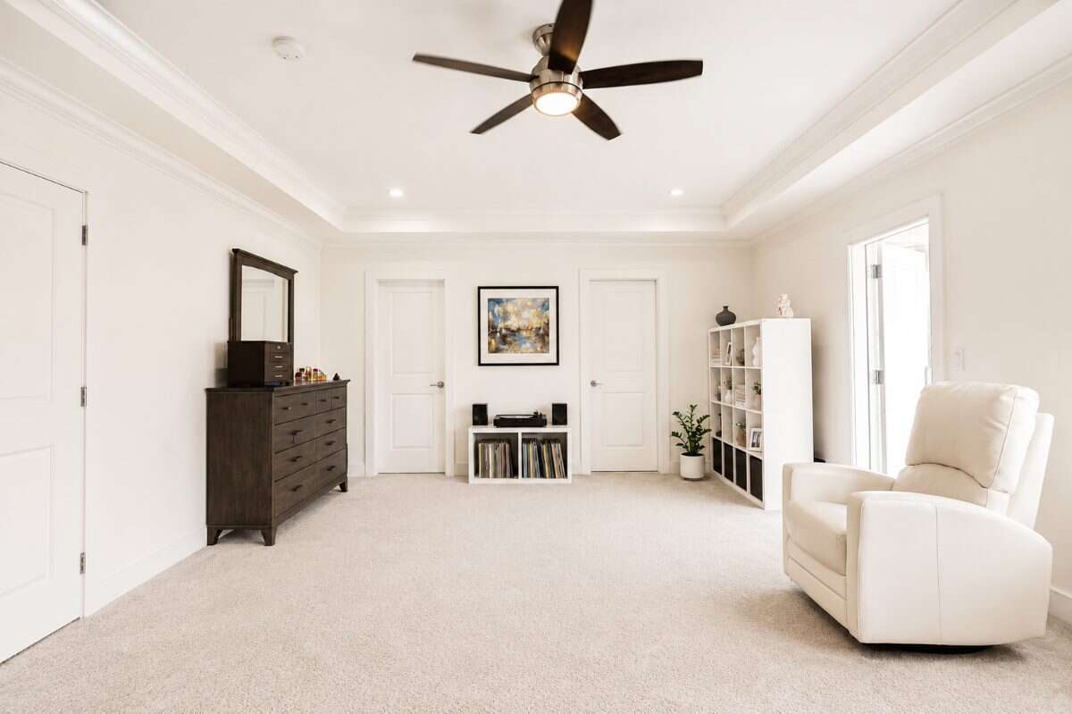 Bright modern open-concept house in prime location