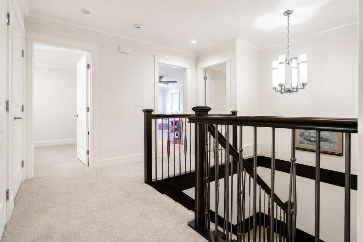 Bright modern open-concept house in prime location