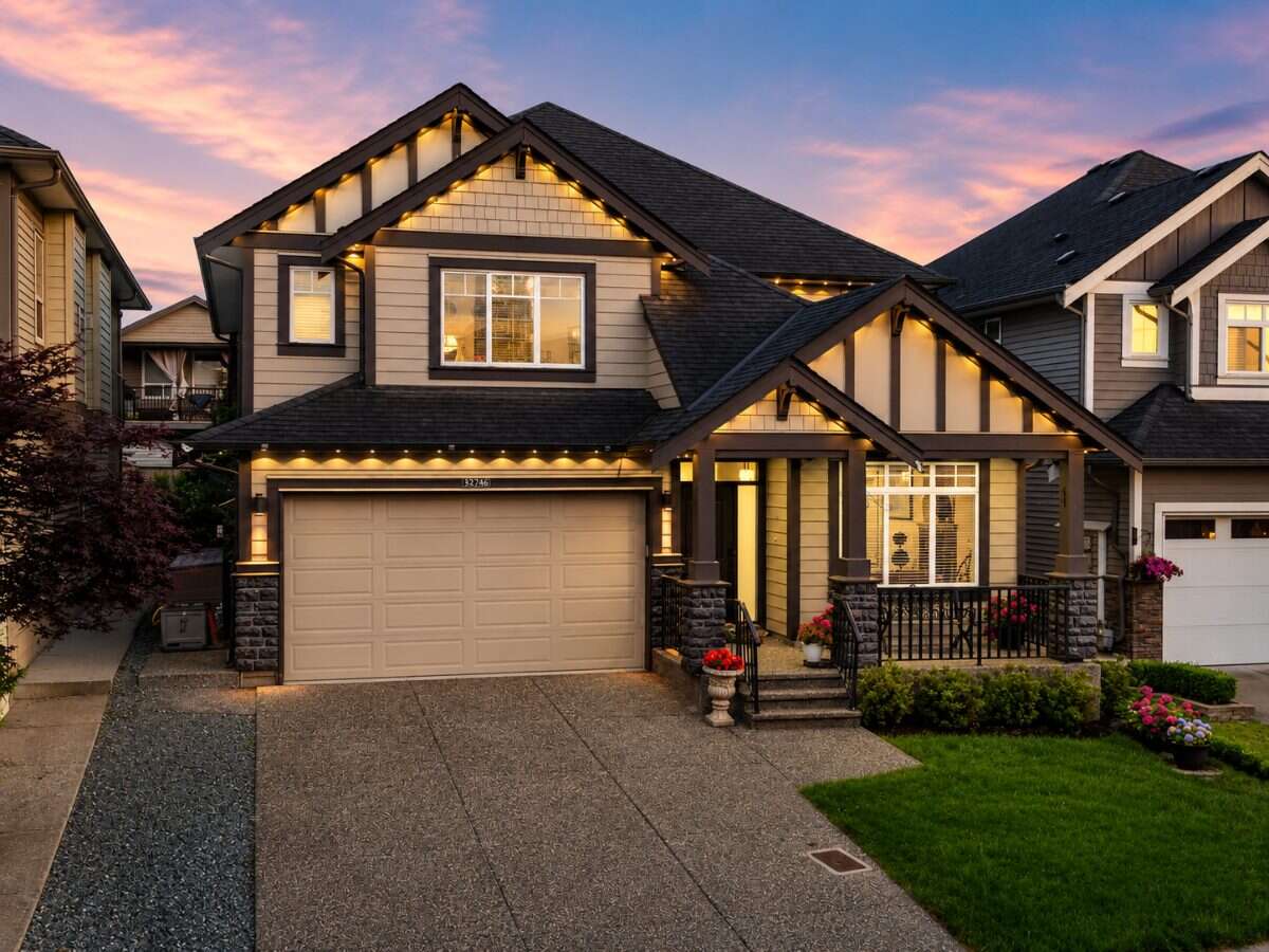 Bright modern open-concept house in prime location