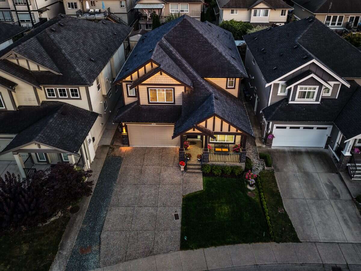 Bright modern open-concept house in prime location