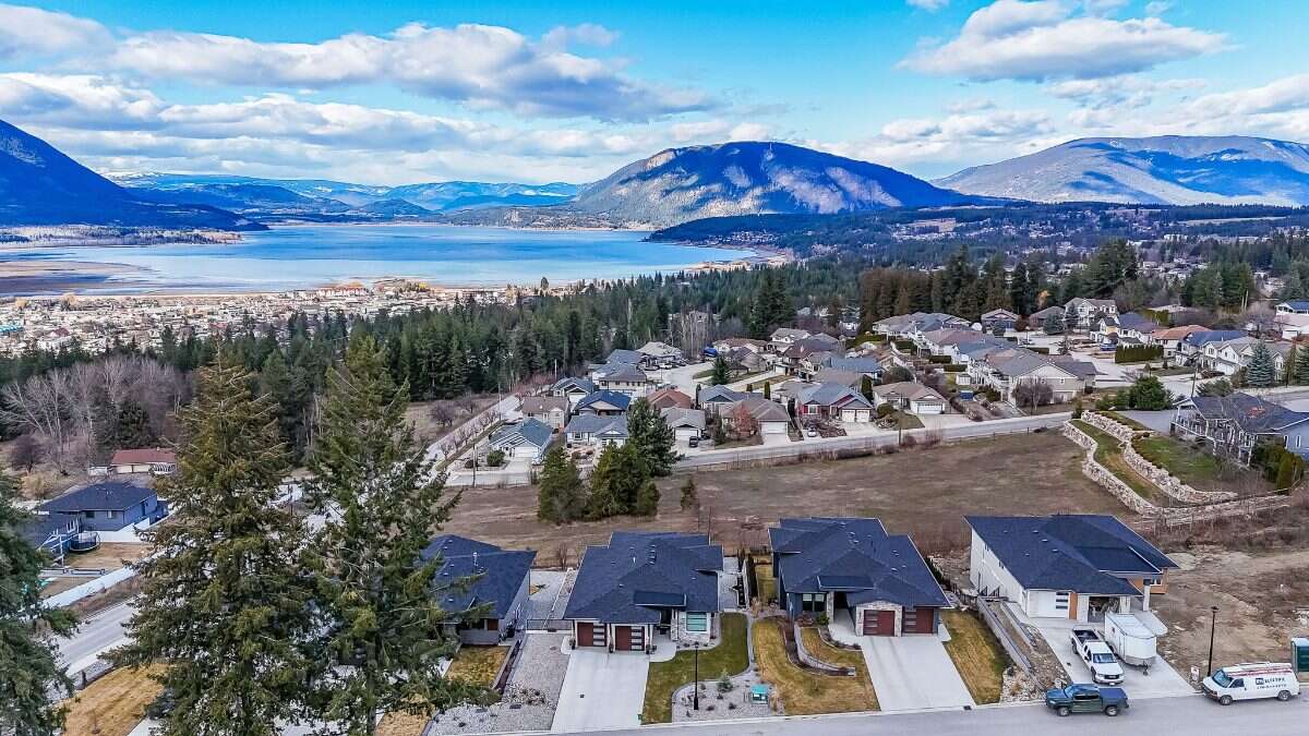 Rare - one of the largest lake-view lots!