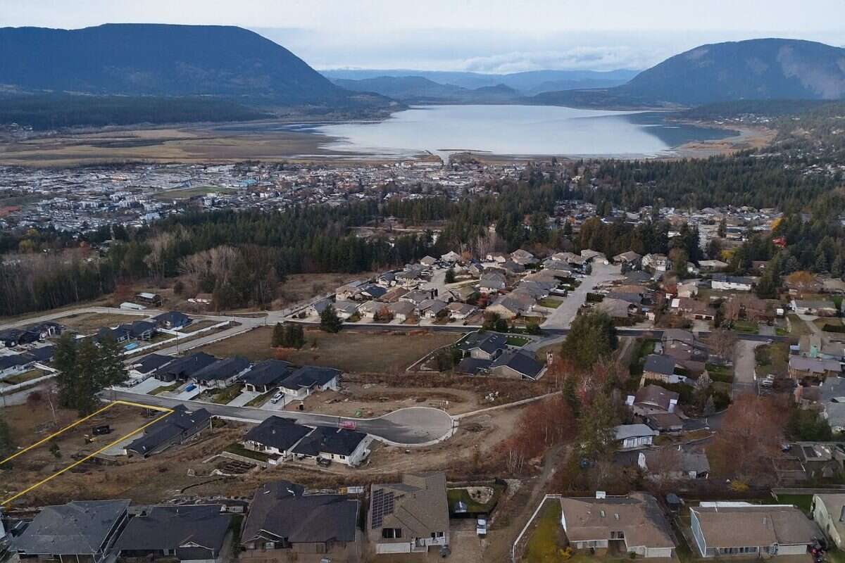 Rare - one of the largest lake-view lots!