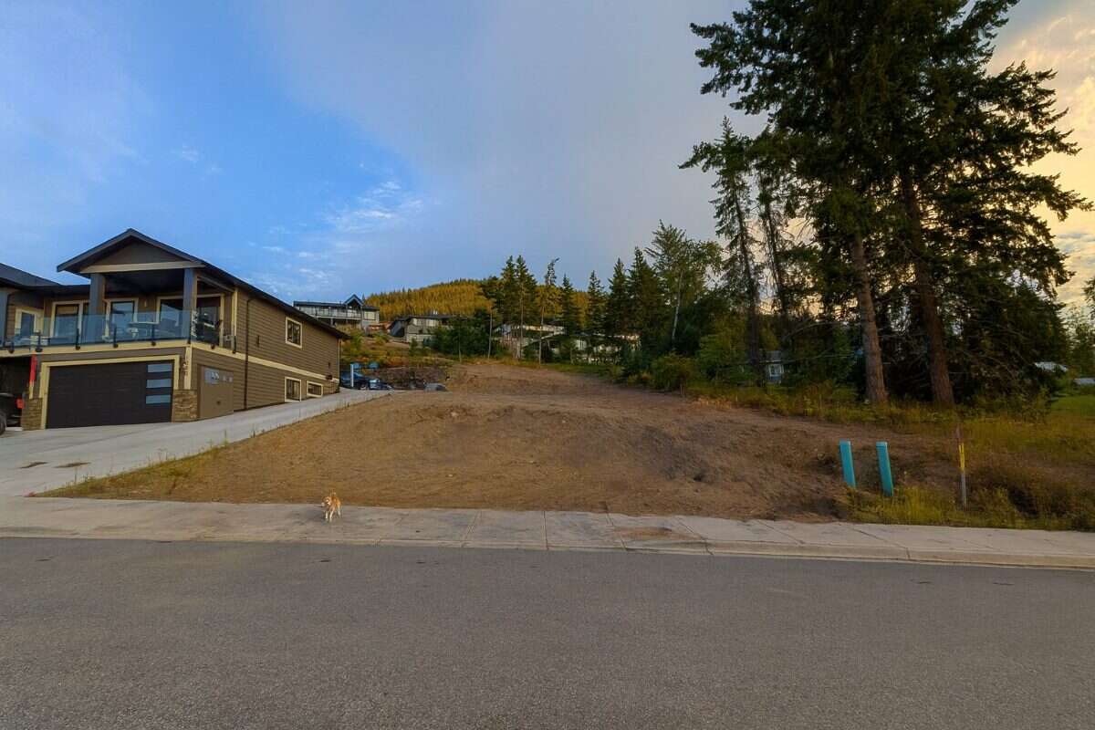 Rare - one of the largest lake-view lots!