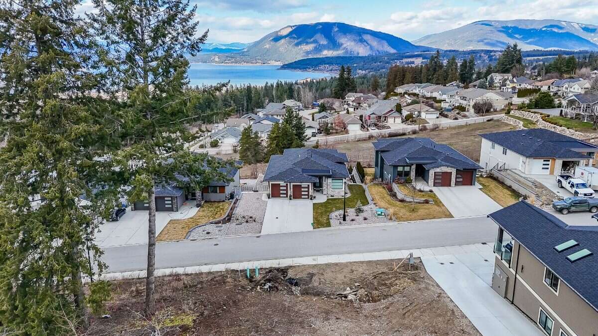 Rare - one of the largest lake-view lots!