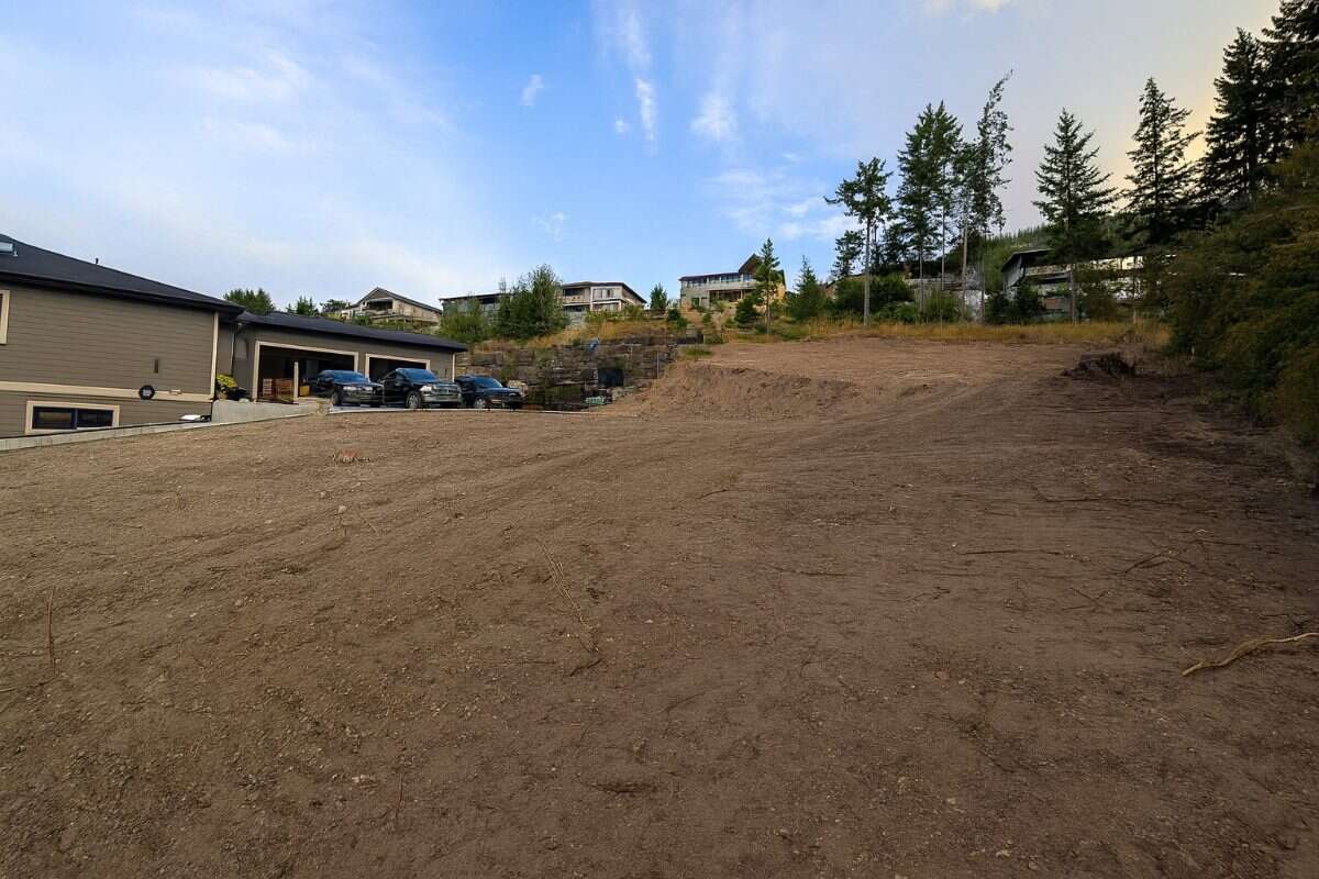 Rare - one of the largest lake-view lots!