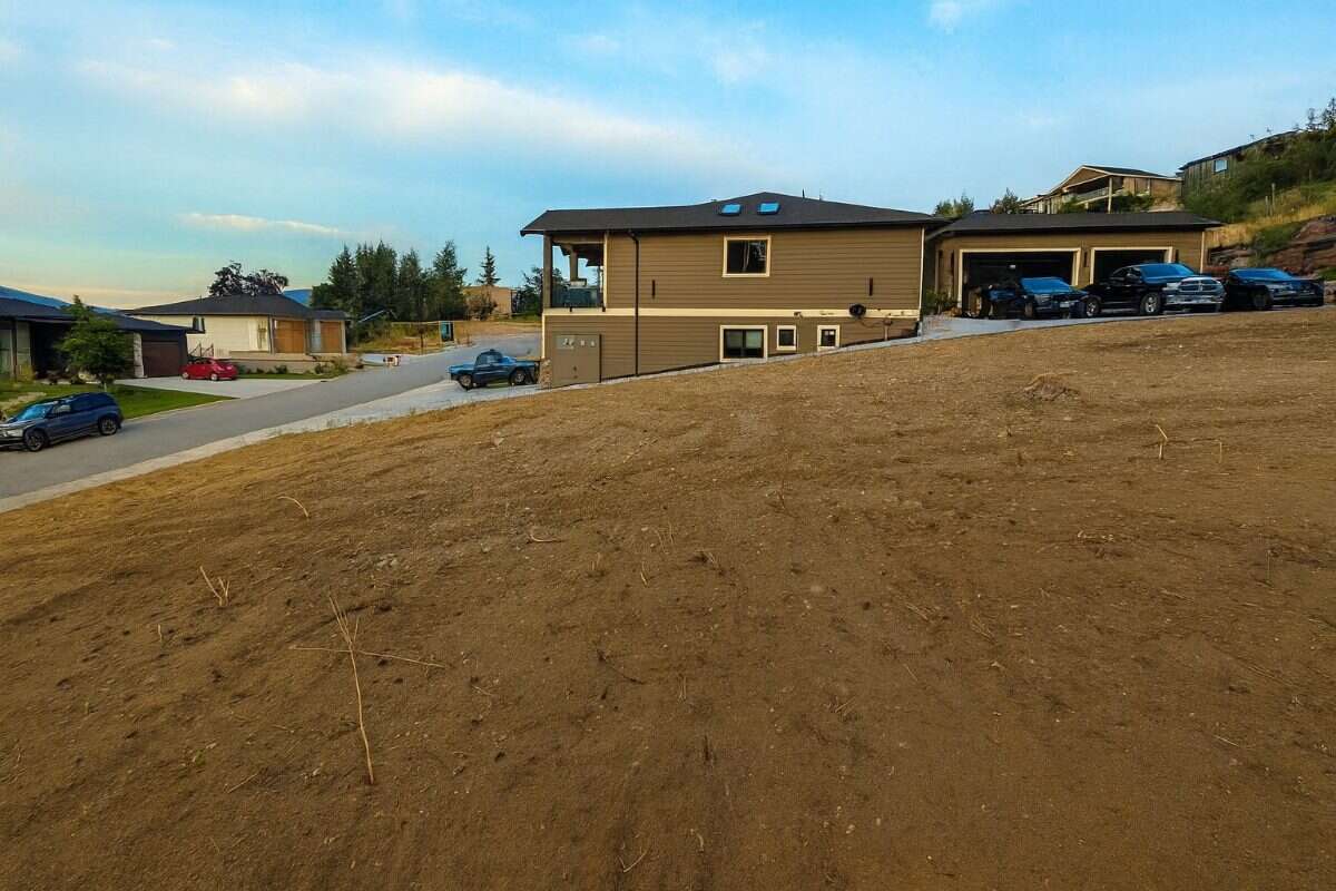 Rare - one of the largest lake-view lots!